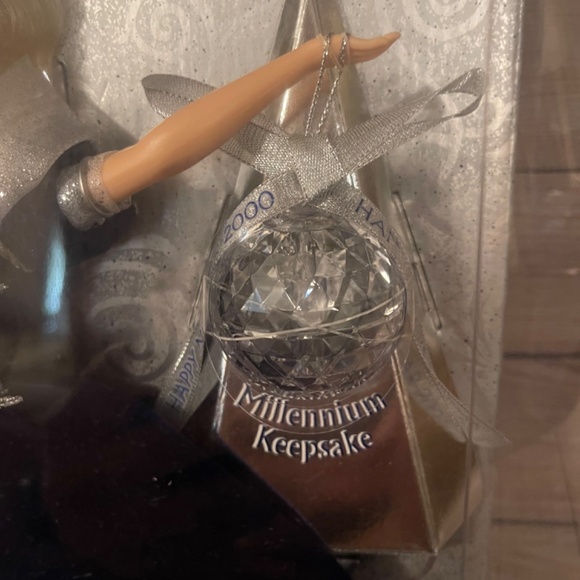 Millennium Princes Barbie - Picture 3 of 5